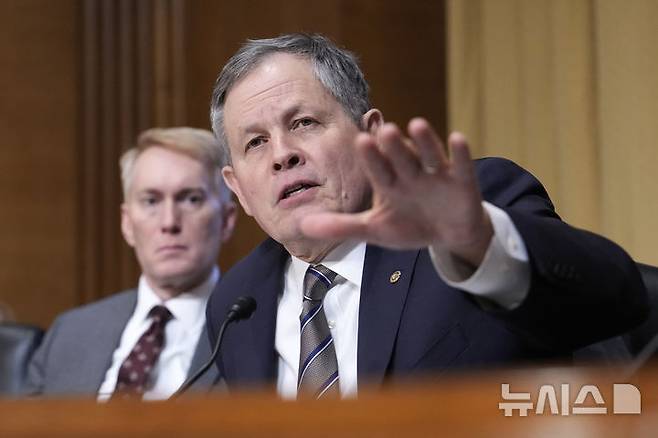 [워싱턴=AP/뉴시스]스티브 데인스 미 상원의원(몬태나주)이 지난 1월16일 워싱턴 국회의사당에서 열린 상원 재무위원회 미 재무장관 인준 청문회에서 연설하고 있다. 그는 펜타닐 불법 거래를 놓고 미국과 중국이 관세 위협과 거친 말을 주고받는 가운데 베이징을 방문했다. 이는 도널드 트럼프 대통령 취임 후 미 의원으로는 첫 중국 방문이다. 2025.03.21.