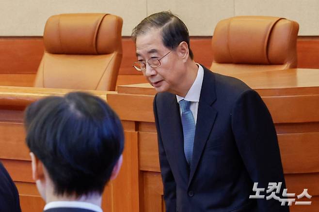 한덕수 국무총리가 19일 오후 서울 종로구 헌법재판소에서 열린 탄핵심판 첫 변론기일에 출석하고 있다. 류영주 기자