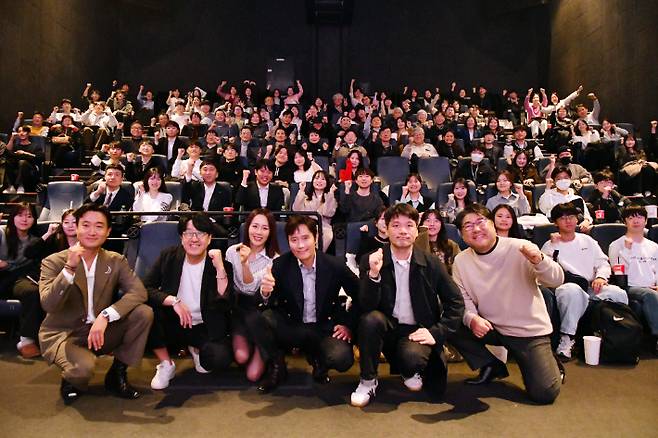 영화 승부 시사회에 참석한 프로기사, 바둑관계자들과 출연 배우들. (주)바이포엠스튜디오 제공