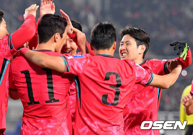 [OSEN=고양, 조은정 기자]대한민국 대표팀이 홈에서 오만에 1-1로 비겼다. 홍명보(56) 감독이 이끄는 한국 축구 대표팀은 20일 오후 8시 고양종합운동장에서 열린 2026 국제축구연맹(FIFA) 북중미 월드컵 아시아지역 3차 예선 B조 7차전 오만과 맞대결을 치러 1-1로 비겼다.전반 한국 손흥민, 이강인이 황희찬 선제골에 기뻐하고 있다. 2025.03.20 /cej@osen.co.kr