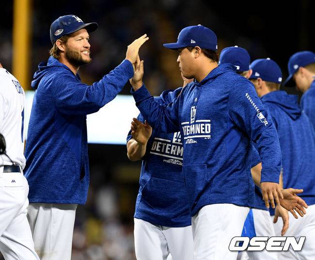 [OSEN=로스앤젤레스(미국 캘리포니아주), 최규한 기자] NLDS 1차전 승리투수가 된 LA 다저스 류현진(오른쪽)이 클레이튼 커쇼로부터 축하를 받고 있다. 2018.10.05 /dreamer@osen.co.kr