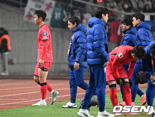 [OSEN=고양, 이대선 기자] 대한민국 대표팀이 홈에서 오만에 1-1로 비겼다.&nbsp;홍명보(56)&nbsp;감독이 이끄는 한국 축구 대표팀은 20일 오후 8시 고양종합운동장에서 열린 2026 국제축구연맹(FIFA) 북중미 월드컵 아시아지역 3차 예선 B조 7차전 오만과 맞대결을 치러 1-1로 비겼다.이로써 한국은 승점 15점(4승 3무)을 기록하며 B조 1위를 유지했다.전반 한국 백승호가 이강인과 교체되고 있다. 2025.03.20 /sunday@osen.co.kr