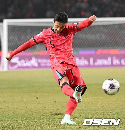 [OSEN=고양, 이대선 기자] 20일 오후 경기도 고양종합운동장에서 2026 국제축구연맹(FIFA) 북중미 월드컵 아시아지역 3차 예선 B조 7차전 한국과 오만의 경기가 열렸다.승점 14점(4승 2무)으로 B조 1위를 유지하고 있는 한국이 오만전과 25일 예정된 요르단전에서 모두 승리해 승점 6점을 얻어낸다면,&nbsp;6월&nbsp;예정된&nbsp;이라크, 쿠웨이트와 경기 결과와 상관없이 11회 연속 월드컵 본선 진출을 &nbsp;확정 짓는다.전반 한국 백승호가 패스를 하고 있다. 2025.03.20 /sunday@osen.co.kr