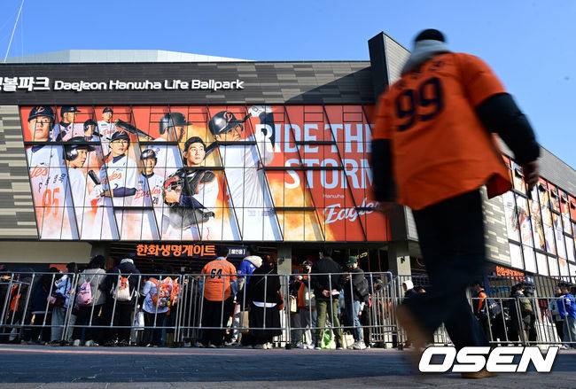 [OSEN=대전, 김성락 기자] 17일 오후 대전 중구 대전한화생명볼파크에서  2025 신한 SOL뱅크 KBO 리그 한화 이글스와 삼성 라이온즈의 시범 경기가 열렸다. KBO리그 10개 구단은 오는 18일까지 시범경기 10경기를 소화한다. 2025시즌 개막전은 오는 22일 개최된다. 개막전 매치업은 LG-롯데(서울 잠실구장), KIA-NC(광주-기아챔피언스필드), SSG-두산(인천 SSG랜더스필드), KT-한화(수원 KT위즈파크), 삼성-키움(대구 삼성라이온즈파크)이다.수많은 팬들이 경기장을 방문하고 있다. 2025.03.17 / ksl0919@osen.co.kr