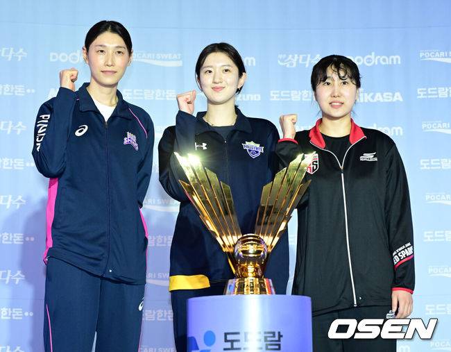 [OSEN=최규한 기자] 21일 오후 서울 청담동 리베라호텔에서 ‘도드람 2024-25 V리그’ 포스트시즌 미디어데이가 열렸다.이번 미디어데이에는 정규리그 1위로 챔피언결정전에 직행한 현대캐피탈과 흥국생명을 비롯해 플레이오프에서 맞붙는 대한항공과 KB손해보험(남자부), 정관장과 현대건설(여자부) 감독 및 대표선수가 나와 각오를 전한다. 흥국생명 김연경, 현대건설 이다현, 정관장 염혜선(왼쪽부터)가 포즈를 취하고 있다. 2025.03.21 / dreamer@osen.co.kr
