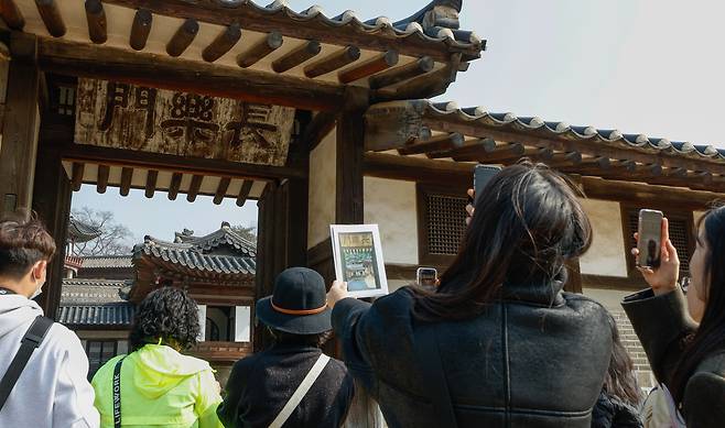 춘분이 하루 지난 21일 서울 종로구 창덕궁에서 열린 '봄을 품은 낙선재' 행사에서 시민들이 낙선재 장약문을 관람하고 있다.