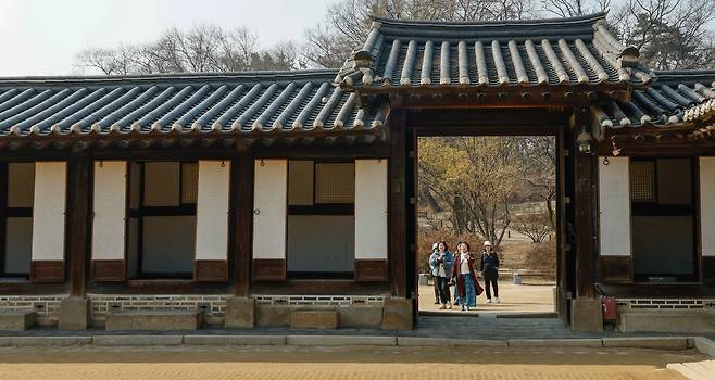 춘분이 하루 지난 21일 서울 종로구 창덕궁에서 열린 '봄을 품은 낙선재' 행사에서 시민들이 낙선재를 관람하고 있다.