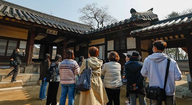 춘분이 하루 지난 21일 서울 종로구 창덕궁에서 열린 '봄을 품은 낙선재' 행사에서 시민들이 낙선재 수강재를 관람하고 있다.