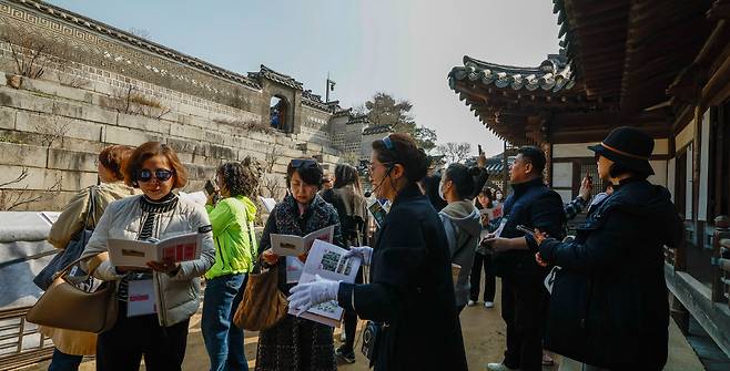 춘분이 하루 지난 21일 서울 종로구 창덕궁에서 열린 '봄을 품은 낙선재' 행사에서 시민들이 낙선재 일원을 관람하고 있다.