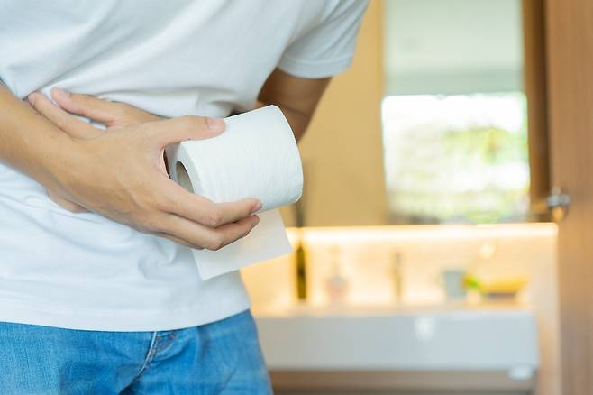 대장암은 초기엔 별 다른 증상이 없고, 치질이나 설사, 변비 등 염증성 장 질환과 증상이 유사해 개인적으로 구분하기 쉽지 않다. 게티이미지뱅크