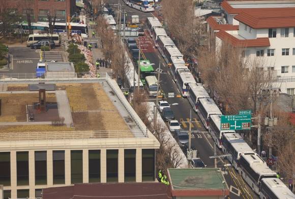 헌재 둘러싼 경찰 차벽 ‘진공 상태’ - 윤석열 대통령 탄핵심판 사건이 헌법재판소에 접수된 지 96일째인 20일 서울 종로구 헌재 주위에 경찰버스로 차벽이 세워져 있다. 연합뉴스