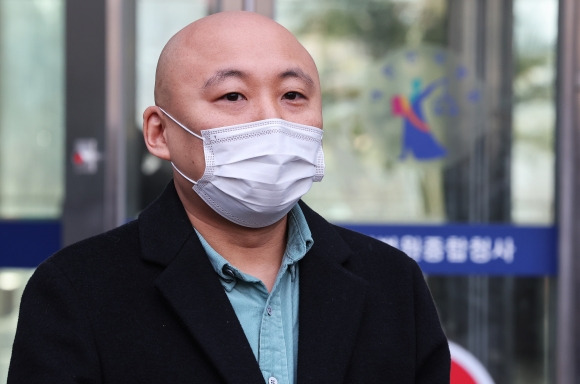 웹툰작가 주호민씨가 경기 수원시 영통구 수원지방법원에서 열린 주씨의 아들을 정서적으로 학대한 혐의로 기소된 특수교사 A씨 1심 선고 공판이 끝난 후 법원을 나오고 있다. 연합뉴스
