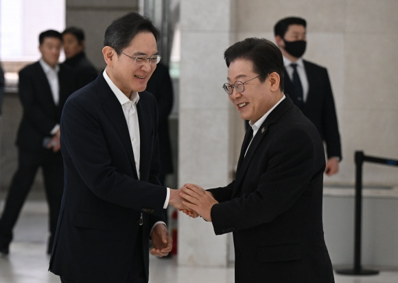 악수하는 이재용-이재명 - 더불어민주당 이재명 대표(오른쪽)가 20일 서울 강남구 멀티캠퍼스 역삼 SSAFY 서울캠퍼스에서 열린 청년 취업 지원을 위한 현장 간담회에 참석해 로비에 마중 나온 이재용 삼성전자 회장과 인사하고 있다. 2025.3.20 공동취재