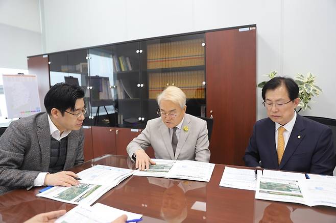 김하수 청도군수(가운데)가 행안부를 방문해 지역 현안사업을 설명하고 있다. ⓒ청도군