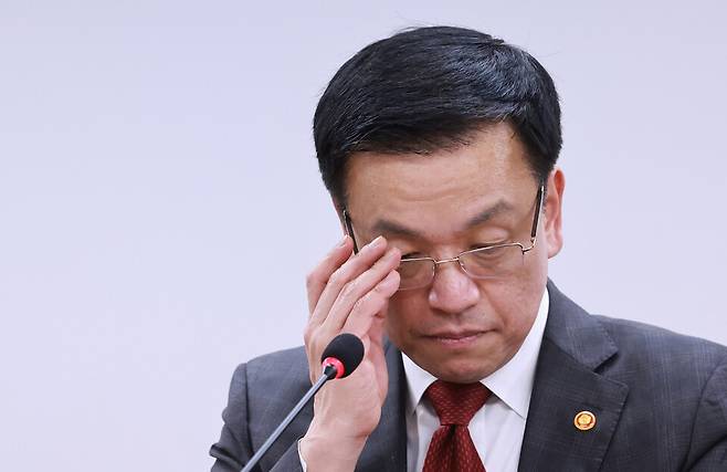 최상목&nbsp;대통령 권한대행 부총리 겸 기획재정부 장관이 3월6일 서울 서대문구 경찰청에서 열린 민생범죄 점검회의에서 발언을 마친 뒤 안경을 고쳐쓰고 있다. ⓒ연합뉴스