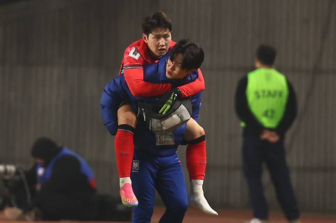 20일 경기도 고양종합운동장에서 열린 2026 북중미 월드컵 아시아 3차 예선 B조 7차전 대한민국과 오만의 경기에서 부상으로 교체된 이강인이 업혀 나가고 있다. <저작권자(c) 연합뉴스, 무단 전재-재배포, AI 학습 및 활용 금지>
