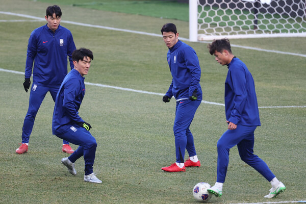 ▲ 축구대표팀 미드필더 황인범은 오만전을 관중석에서 지켜봤다. 요르단전에서는 선발 출전이 유력해 보인다. 홍명보 감독은 오만전의 황인범 결장은 계획됐던 일이라고 밝혔다. ⓒ연합뉴스