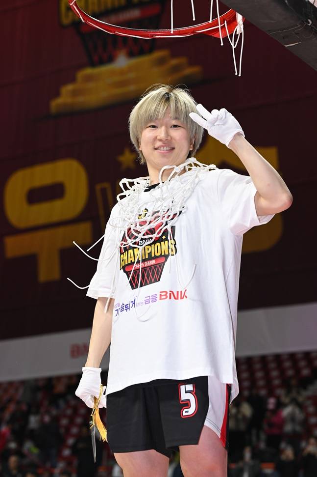 BNK 안혜지가 우승 후 그물 커팅식을 진행하고 있다. /사진=WKBL 제공
