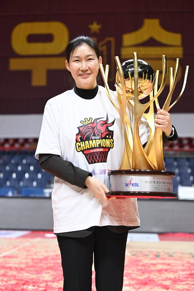 박정은 BNK 감독이 우승 트로피를 들어올리고 있다. /사진=WKBL 제공