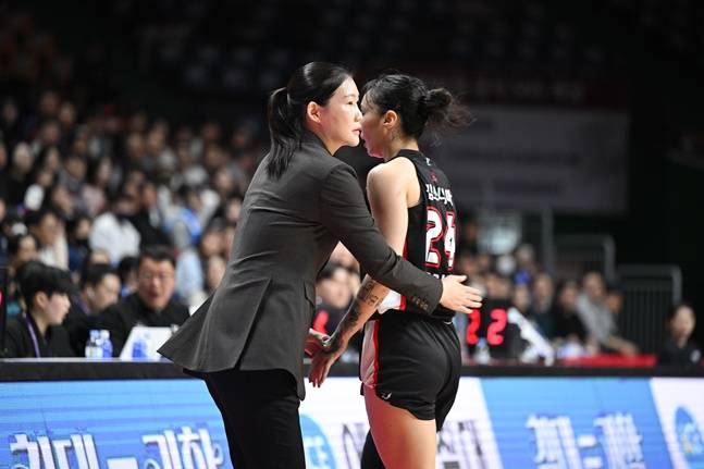박정은 BNK 감독(왼쪽)과 김소니아. /사진=WKBL 제공