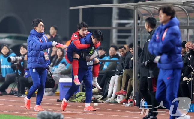 이강인이 업혀서 경기장을 빠져나오고 있다. /사진=뉴스1