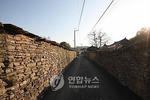 경남 고성 학동마을 경남 고성군 하일면 학동마을은 전주 최씨 안렴사공파의 집성촌이다. 마을로 들어서면 황토를 이용해 돌을 촘촘히 쌓아 올린 돌담길이 단아하다. 이곳 돌담길은 2006년 문화재청에 의해 문화재로 등록됐다./이진욱 <저작권자 ⓒ 2009 연합뉴스. 무단전재-재배포 금지.>