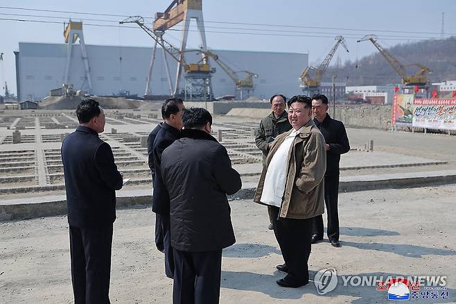 김정은, 남포조선소 현지지도 … 해군무력 강화 주문 (평양 조선중앙통신=연합뉴스) 북한 김정은 국무위원장이 지난 20일 남포조선소를 현지지도했다고 조선중앙통신이 21일 보도했다. 김위원장은 해군무력을 강화하기 위해 능력확장과 현대화를 주문했다. 2025.3.21 
    [국내에서만 사용가능. 재배포 금지. For Use Only in the Republic of Korea. No Redistribution] nkphoto@yna.co.kr