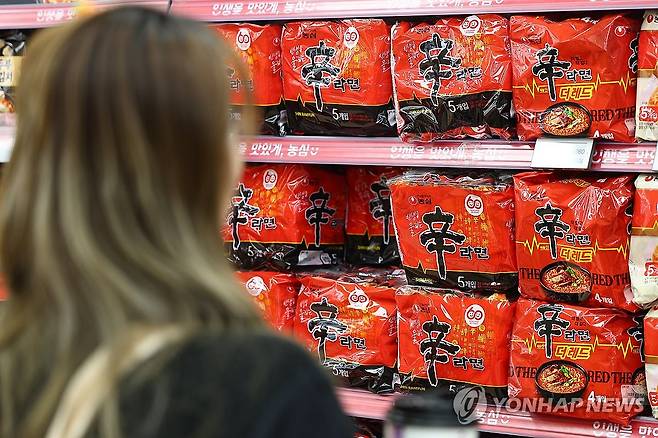 농심 신라면 가격 인상 (서울=연합뉴스) 서대연 기자 = 16일 서울 시내 한 대형마트에 진열된 신라면. 2025.3.16 dwise@yna.co.kr