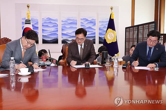 18년 만의 연금개혁 합의문에 서명 (서울=연합뉴스) 김주성 기자 = 우원식 국회의장과 국민의힘 권성동 원내대표(왼쪽), 더불어민주당 박찬대 원내대표(오른쪽)가 20일 서울 여의도 국회의장실에서 국민연금 개혁안 합의문에 서명하고 있다.  2025.3.20 utzza@yna.co.kr