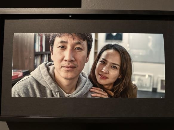 아카데미영화박물관의 '디렉터스 인스퍼레이션: 봉준호' 전시회에 걸린 작품 (로스앤젤레스=연합뉴스) 임미나 특파원 = 20일(현지시간) 미국 로스앤젤레스(LA)의 아카데미영화박물관에서 봉준호 감독의 작품세계를 집중적으로 조명하는 '디렉터스 인스퍼레이션: 봉준호'(Director's Inspiration: Bong Joon Ho) 전시 프리뷰 행사가 열렸다. 사진은 전시된 작품 중 하나로, 봉 감독이 '기생충' 촬영 당시 직접 찍은 배우들의 사진이다. 2025.3.21 mina@yna.co.kr