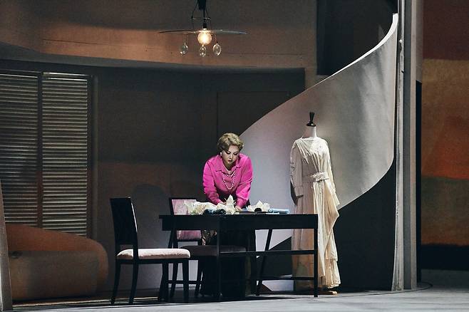 국립오페라단 '피가로의 결혼' 지난 20일 예술의전당 오페라극장에서 열린 국립오페라단의 공연 '피가로의 결혼'에서 1930년대 유명 패션디자이너로 설정된 백작부인 로지나(홍주영)의 디자인 작업실 모습. 연출가 뱅상 위게는 가브리엘 샤넬과 같은 커리어우먼으로 로지나를 설정하고 그를 중심으로 극의 콘셉트를 정했다고 한다. [국립오페라단 제공. 재판매 및 DB금지]