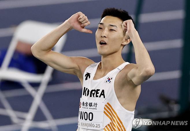 우상혁의 세리머니 (난징 로이터=연합뉴스) 우상혁이 21일 중국 난징에서 열린 2025 세계실내육상선수권 남자 높이뛰기 결선에서 바를 넘은 뒤 세리머니를 펼치고 있다.