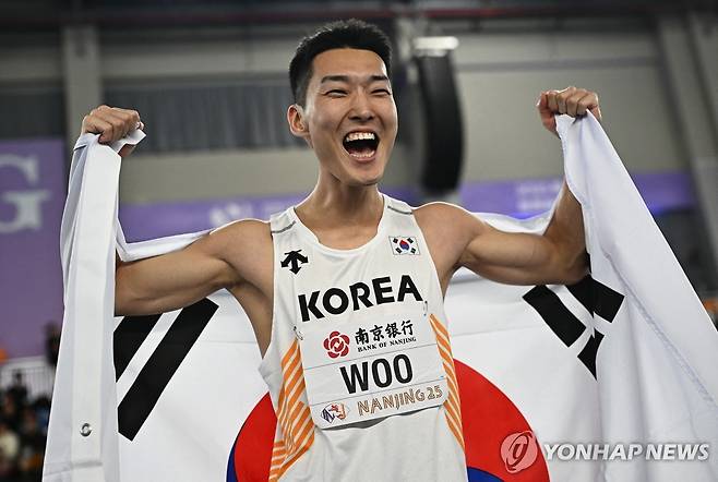 세계실내육상선수권 챔피언 우상혁 (난징 로이터=연합뉴스) 우상혁이 21일 중국 난징에서 열린 2025 세계실내육상선수권대회 남자 높이뛰기 결선에서 우승한 뒤, 태극기를 들고 세리머니를 펼치고 있다.