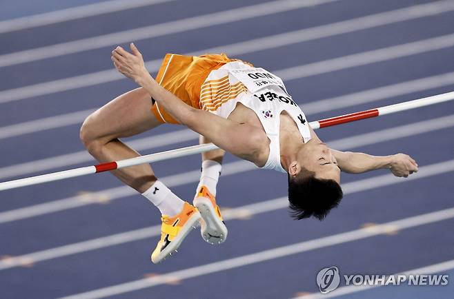 바를 넘는 우상혁 (난징 로이터=연합뉴스) 우상혁이 21일 중국 난징에서 열린 2025 세계실내육상선수권대회 남자 높이뛰기 결선에서 바를 넘고 있다.
