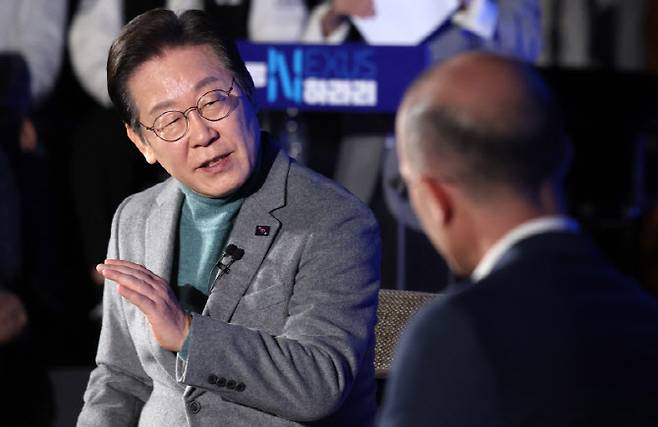 더불어민주당 이재명 대표와 '사피엔스'의 저자이자 이스라엘의 세계적 석학인 유발 하라리 히브리대 전 교수가 22일 서울 여의도 국회 사랑재에서 인공지능(AI)을 주제로 대담하고 있다. (사진=국회사진기자단)