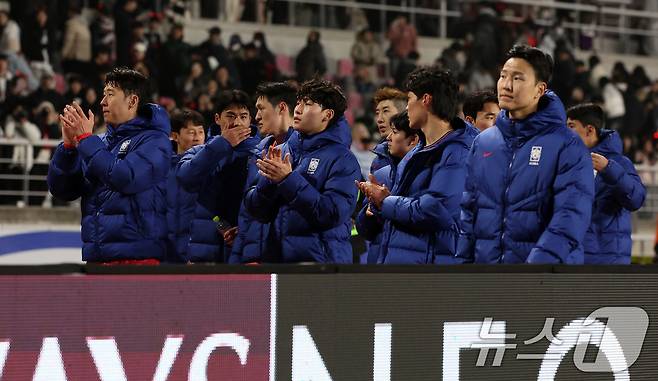 20일 오후 경기 고양시 고양종합운동장에서 열린 2026 국제축구연맹(FIFA) 북중미 월드컵 아시아 3차 예선 B조 7차전 대한민국과 오만의 경기에서 1대1로 무승부를 거둔 대한민국 선수들이 축구팬들에게 손인사 하고 있다. 2025.3.20/뉴스1 ⓒ News1 이동해 기자