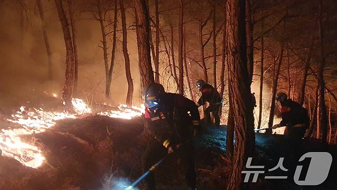 21일 오후 산림청 항공본부 공중진화대원들이 경남 산청군 시천면에서 발생한 산불 확산을 차단하기 위해 밤샘 작업을 하고 있다. 이동급수조는 최대 4만리터 용량이다.(산림청제공, 재판매 및 DB 금지) 2025.3.22/뉴스1