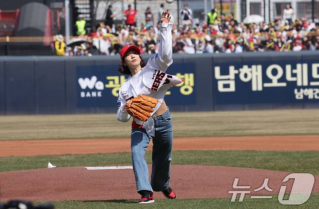 22일 광주 기아챔피언스필드에서 열린 '2025 신한 SOL 뱅크 KBO리그' 개막전 KIA타이거즈와 NC다이노스 경기에 앞서 배우 박신혜가 시구를 하고있다. 2025.3.22/뉴스1 ⓒ News1 김태성 기자