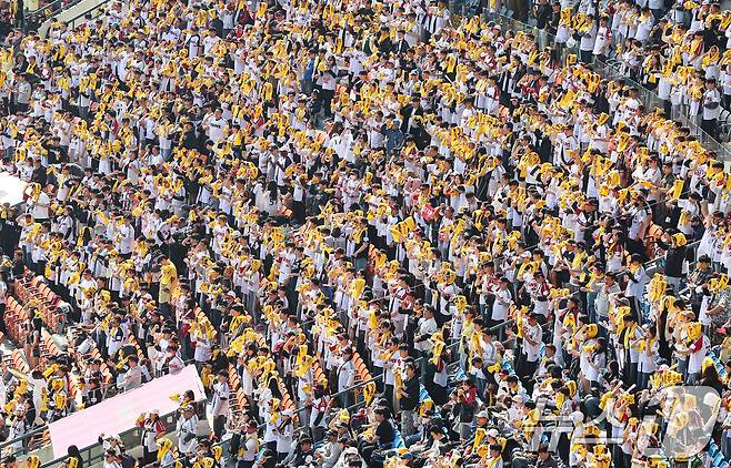 22일 서울 송파구 잠실야구장에서 열린 '2025 신한 SOL 뱅크 KBO리그' 개막전 롯데 자이언츠와 LG 트윈스의 경기를 찾은 야구팬들이 경기를 관람하고 있다. 2025.3.22/뉴스1 ⓒ News1 김도우 기자