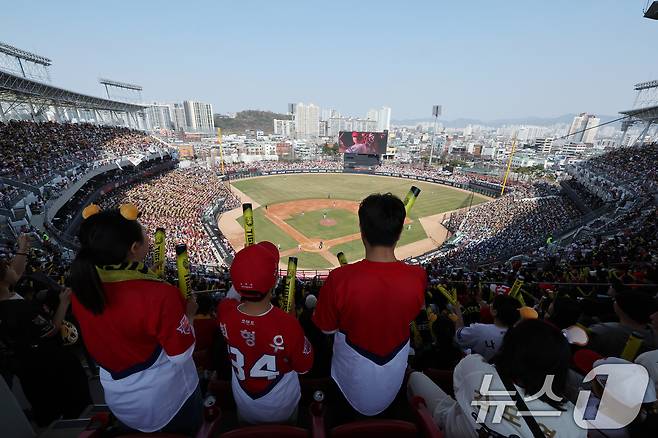 22일 광주 기아챔피언스필드에서 열린 '2025 신한 SOL 뱅크 KBO리그' 개막전 KIA타이거즈와 NC다이노스 경기를 찾은 야구팬들이 경기를 관람하고 있다. 2025.3.22/뉴스1 ⓒ News1 김태성 기자