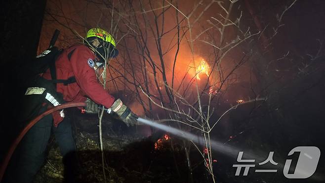 21일 오후 산림청 항공본부 공중진화대원들이 경남 산청군 시천면에서 발생한 산불 확산을 차단하기 위해 밤샘 작업을 하고 있다. 이동급수조는 최대 4만리터 용량이다.(산림청 제공, 재판매 및 DB 금지) 2025.3.22/뉴스1 ⓒ News1 최창호 기자