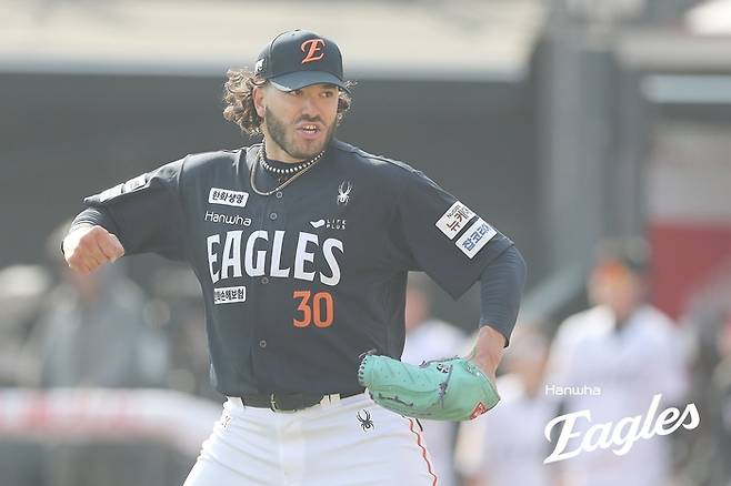 폰세가 시범경기만큼은 아니지만, 정규시즌 첫 투구에서 합격점을 받을 만한 투구를 펼쳤다. 사진 | 한화 이글스