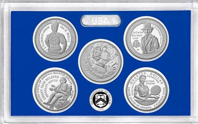 /미국 연방 조폐국올해 25센트에 얼굴이 새겨진 동전을 한 데 모은 기념품 세트. 왼쪽 아래가 스테이시 박 밀번이다.