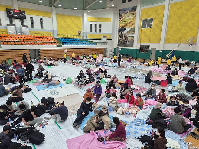 22일 오후 경북 의성군 안평면 괴산리에서 발생한 산불이 확산되자 주민들이 의성종합운동장 실내체육관으로 대피해 있다. /권광순 기자