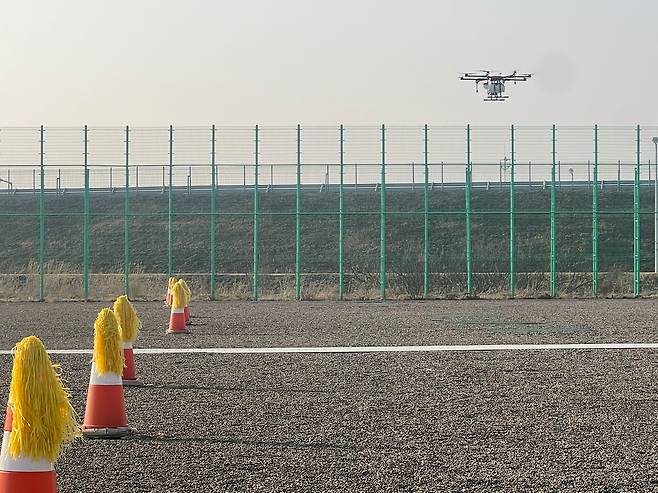 경기도 화성의 드론자격센터에서 시험 비행 중인 드론./서일원 기자