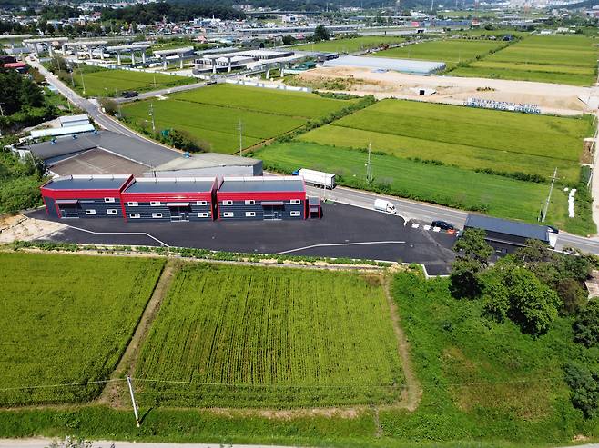 작년 9월쯤 드론으로 촬영한 경기도 파주의 한 공장. 부동산 매물의 인근 환경까지 한눈에 볼 수 있다./독자 제공