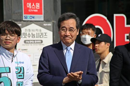 지난 3월21일 서울 동작구 신대방삼거리역 성대시장 성대약국 앞에서 새미래민주당이 김명기 동작구의원 나선거구 보궐선거 후보 출정식을 개최한 가운데 이낙연 전 국무총리가 당 상임고문으로서 참석해 당원들을 격려하고 있다.<새미래민주당 제공 사진>