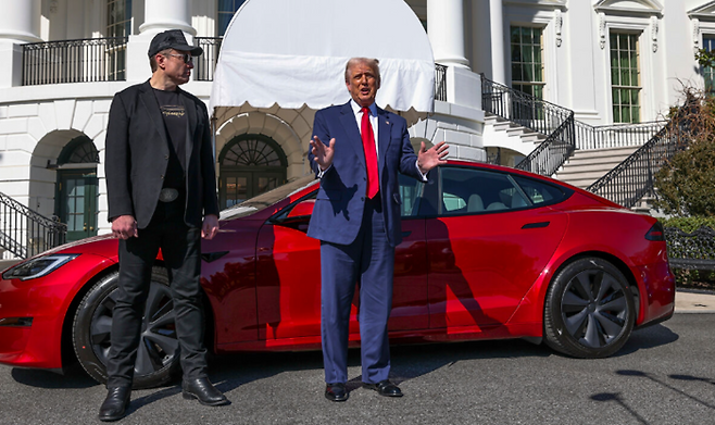테슬라 차량 홍보하는 도널드 트럼프 미국 대통령. 사진=연합뉴스