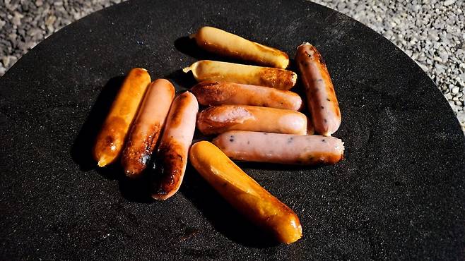 20250321_225432.jpg 캠핑 1일차) 저녁 소시지 구이에 한잔