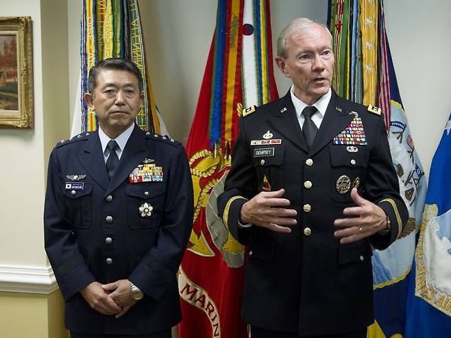 일본 자위대에서 통합 막료장(합참의장)을 지내고 대만 내각의 정무 고문이 된 이와사키 시게루(왼쪽)의 현역 시절 모습.  AP통신